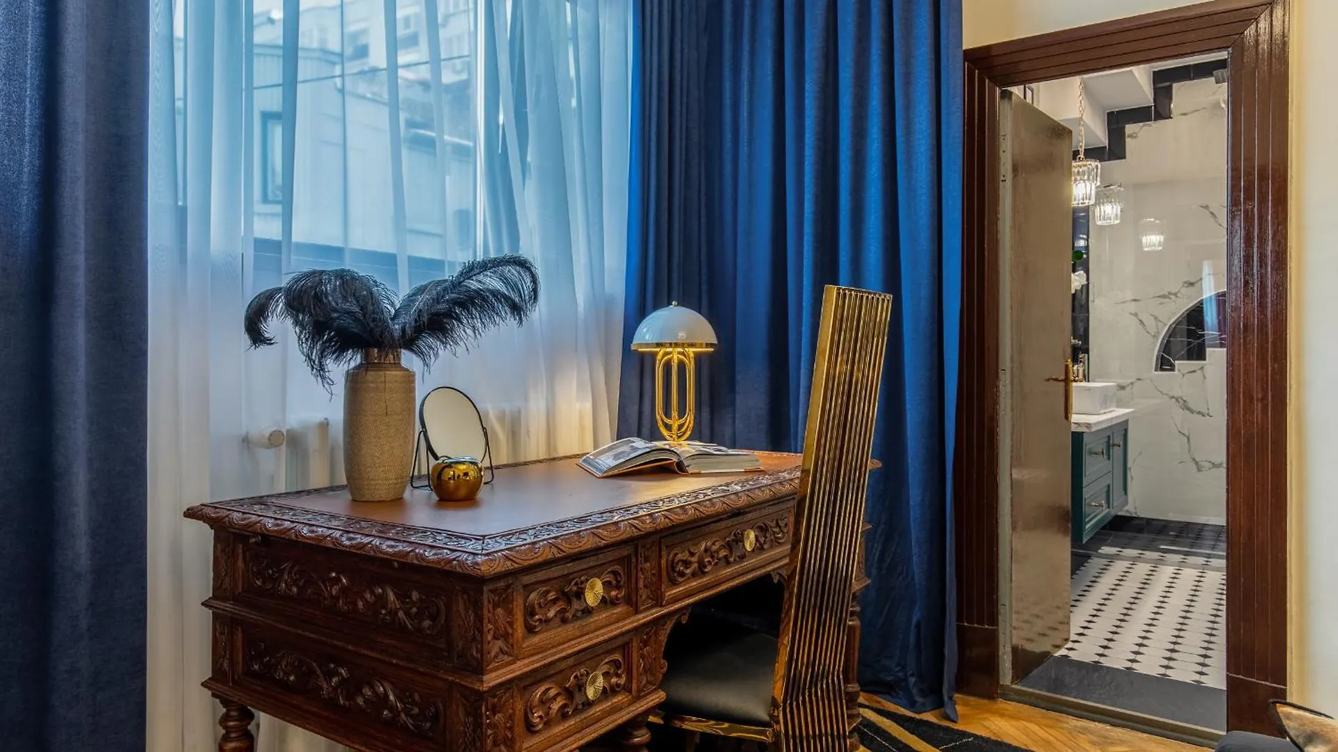Holt - The Great Gatsby Apartment Bucharest Romania