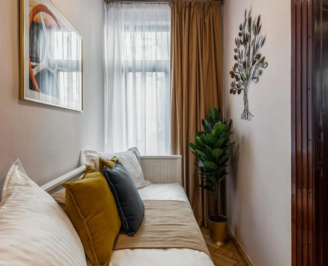 Holt - The Great Gatsby Apartment Bucharest Romania